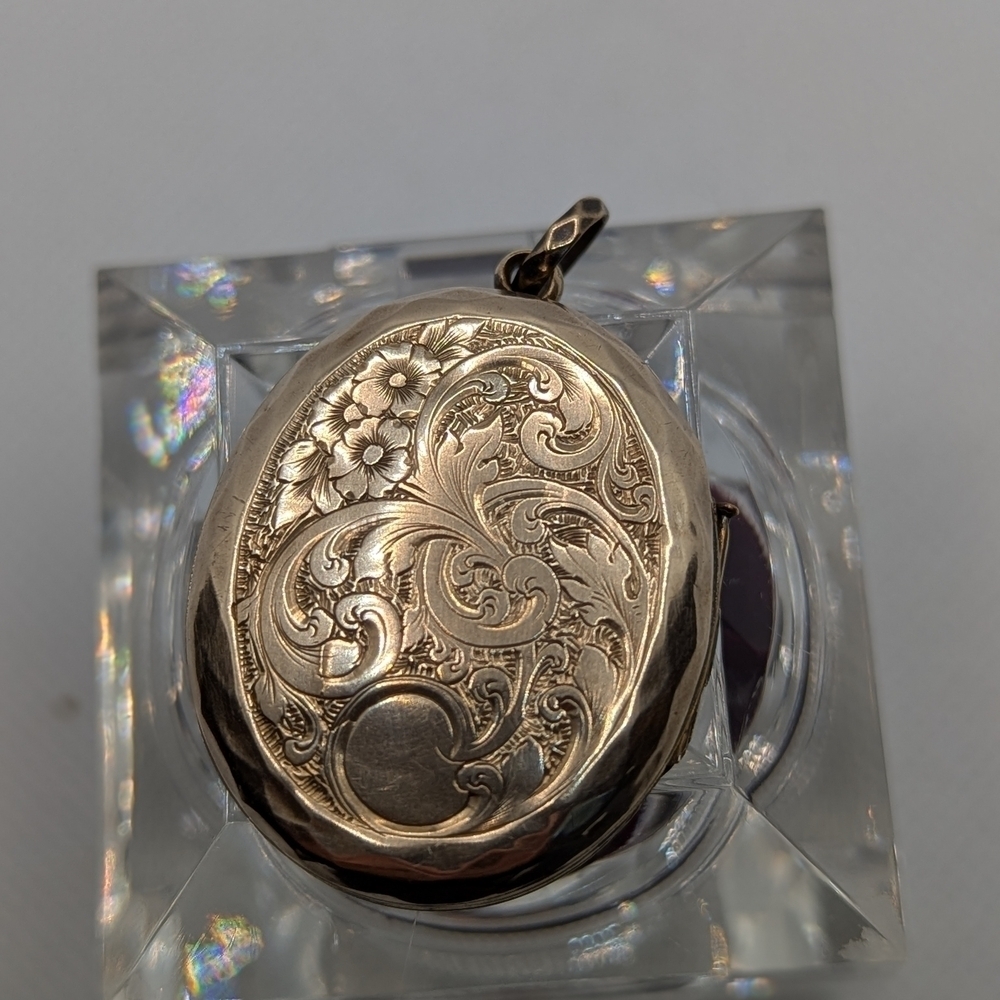 🌹 Antique Victorian-Style "Many Happy Returns" Sentiment Locket - Picture 1 of 5